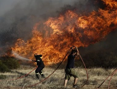 ΕΚΤΑΚΤΟ: Μεγάλη πυρκαγιά στη Νέα Μάκρη - Σε δύσβατη δασική περιοχή